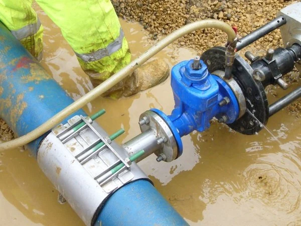 Abraçadeira bipartida Romacon instalada em duto pressurizado — reparo definitivo conforme ASME PCC-2