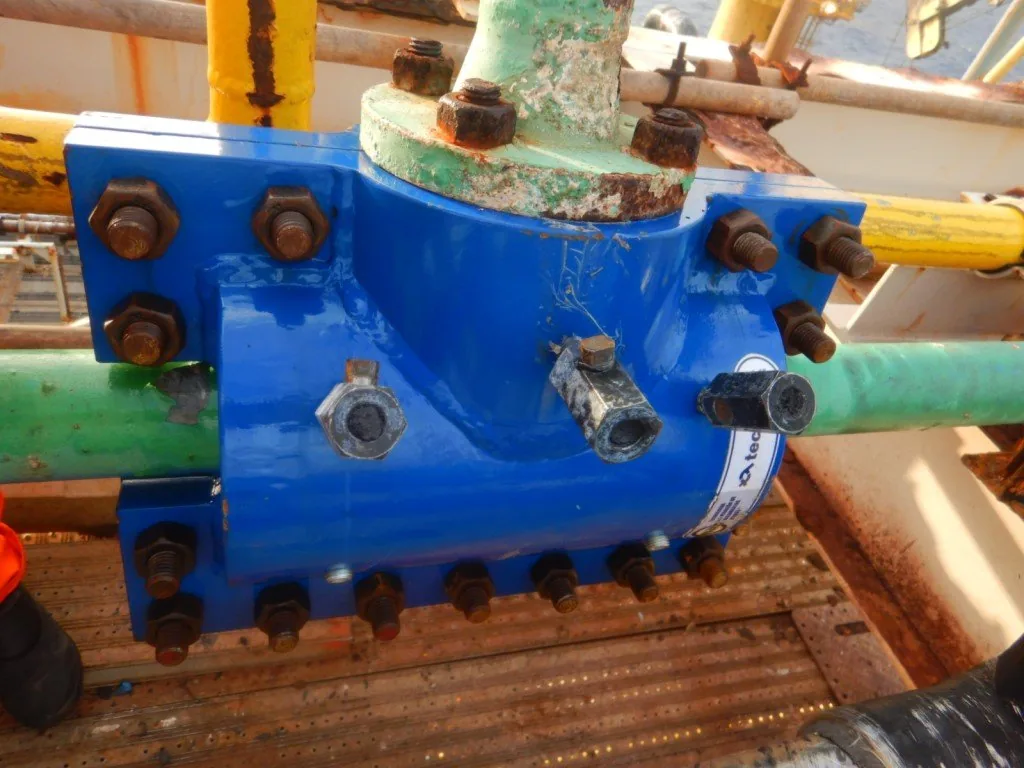 Abraçadeira bipartida TVVA com selo em flange instalada em tê de linha pressurizada em plataforma offshore