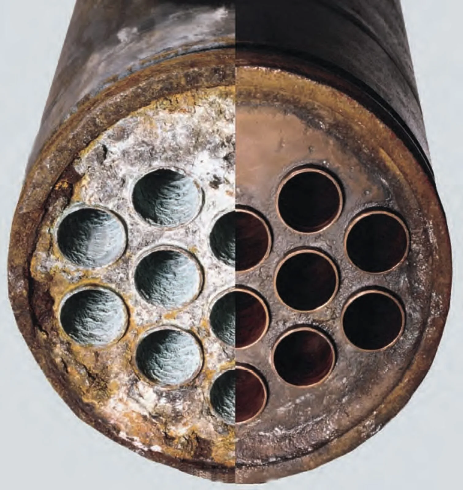 Comparativo lado a lado: feixe tubular de trocador de calor com incrustação severa (esquerda) e totalmente limpo após RYDLYME (direita)