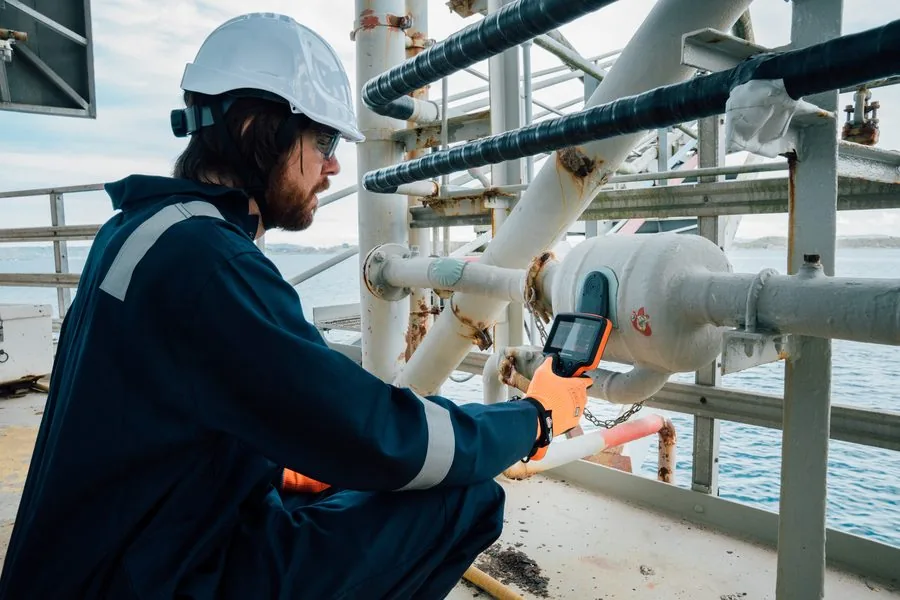 Inspeção e monitoramento de ativo offshore com instrumento de medição