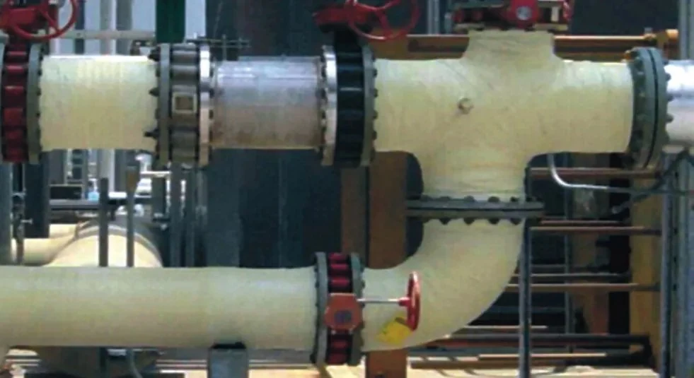 Instalação industrial com múltiplos trechos de tubulação reparados com bandagem TapeGlass em operação