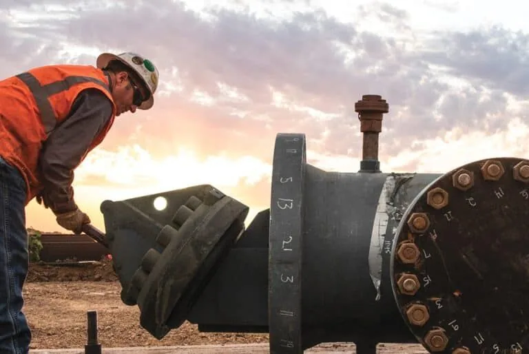 Intervenção de trepanação em flange de grande diâmetro ao pôr do sol