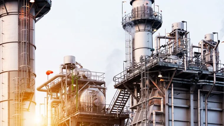 Planta industrial de refino ao entardecer