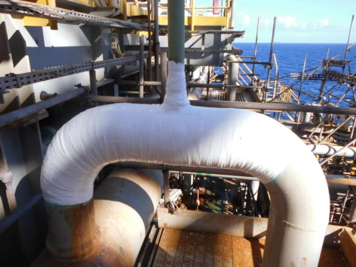 Reforço compósito aplicado em curva e tomada de tubulação em plataforma offshore