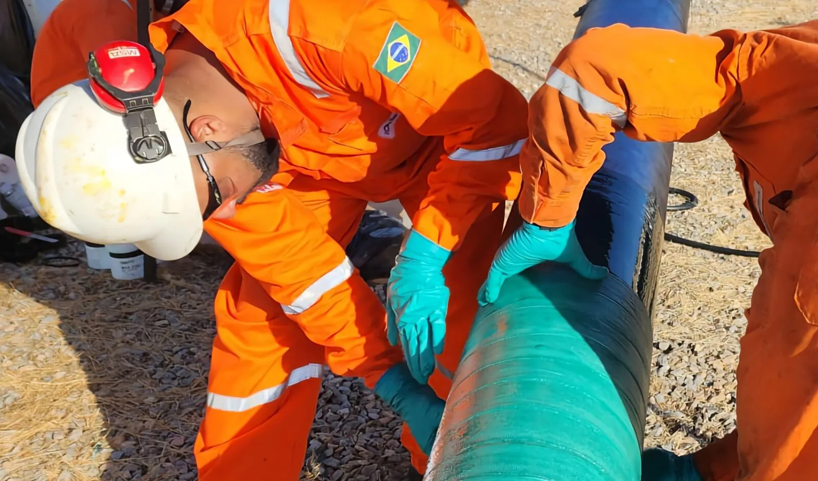 Técnico aplicando reparo composite normatizado em tubulação