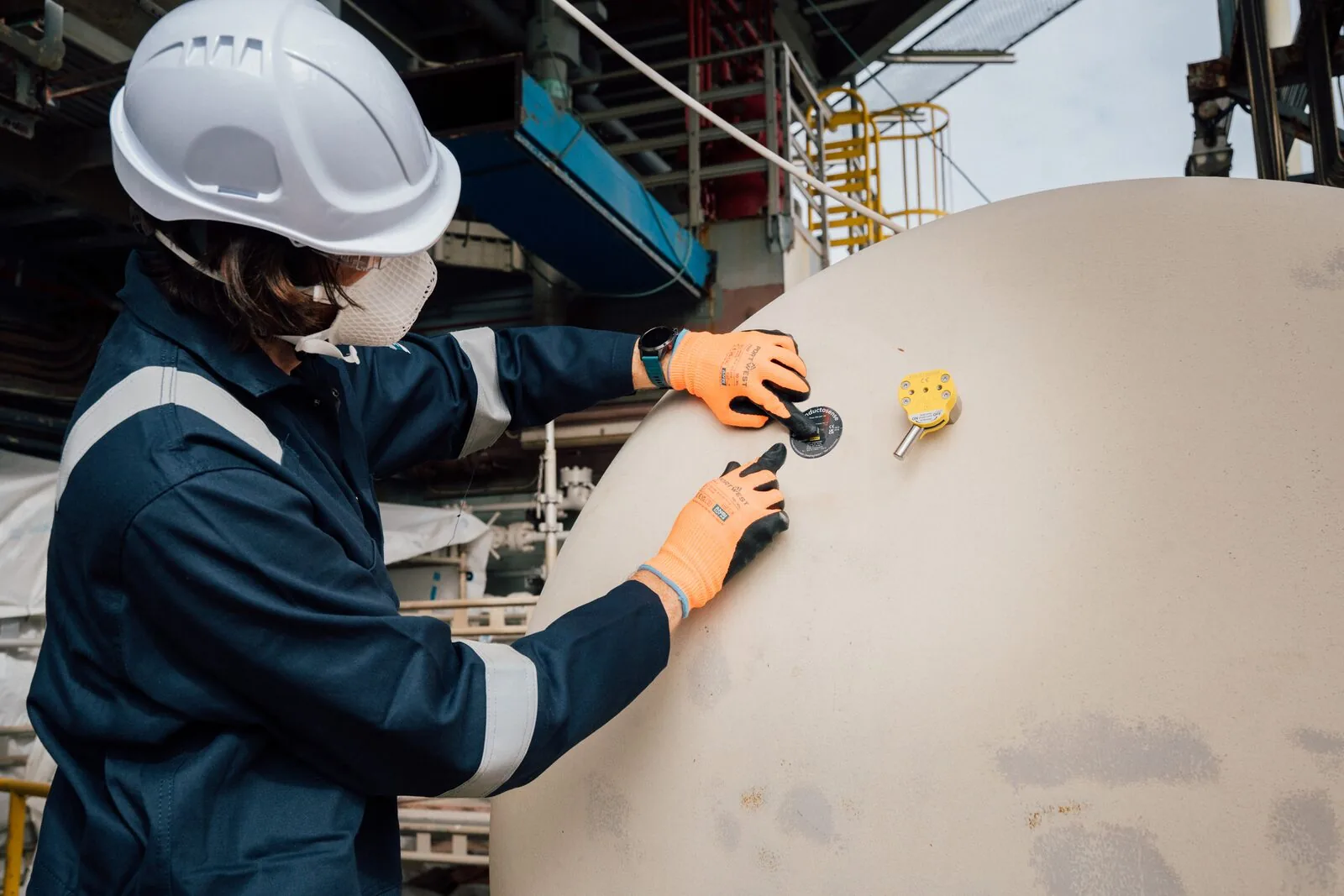 Técnico instalando sensor WAND de forma permanente em vaso de pressão