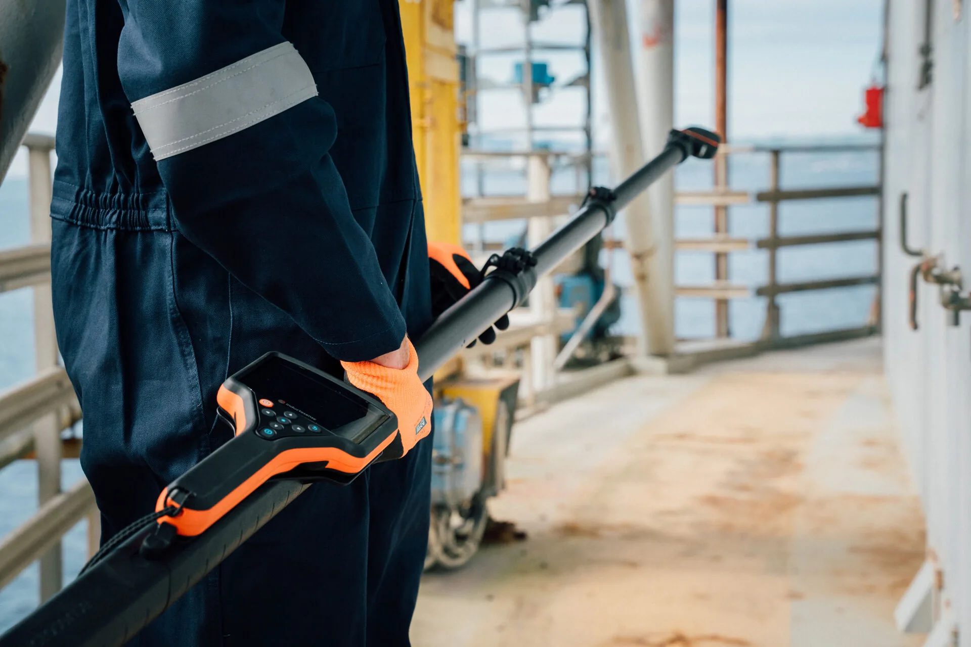 Técnico realizando monitoramento de espessura em plataforma offshore