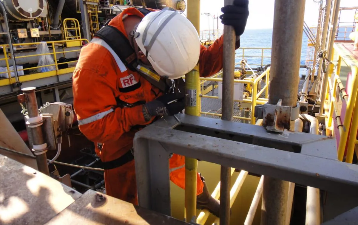 Técnico TecnoFink em inspeção e preparação para aplicação de compósito em plataforma offshore