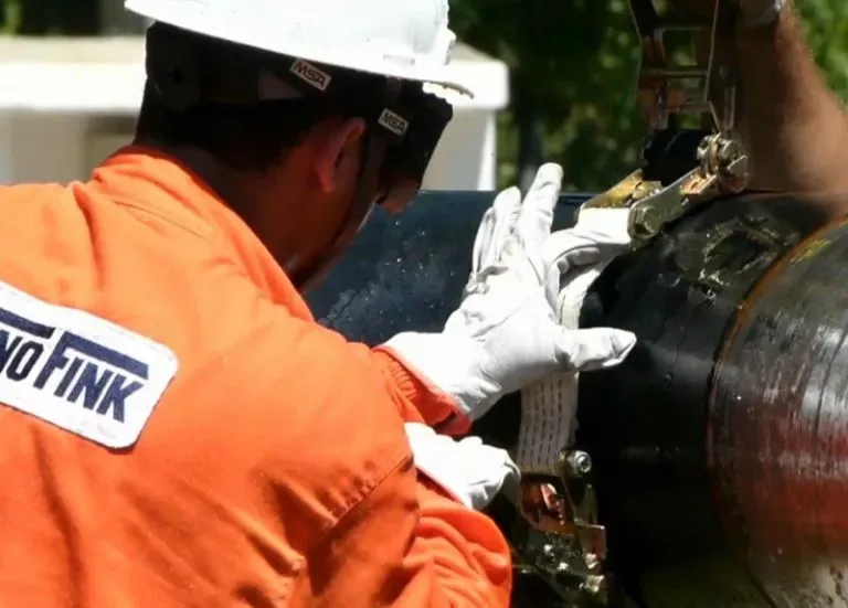 Técnico TecnoFink instalando StancBall em tubulação pressurizada com catraca e cinta de tensão